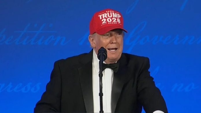 Donald Trump bromea sobre una candidatura presidencial en 2028 durante cena de gala