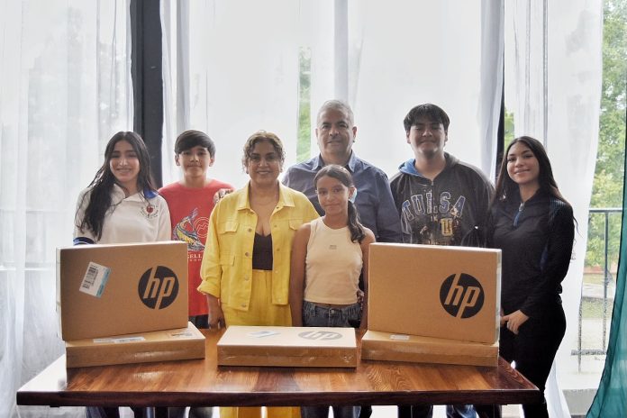 Víctor Leija entrega laptops a estudiantes destacados en Cuatro Ciénegas