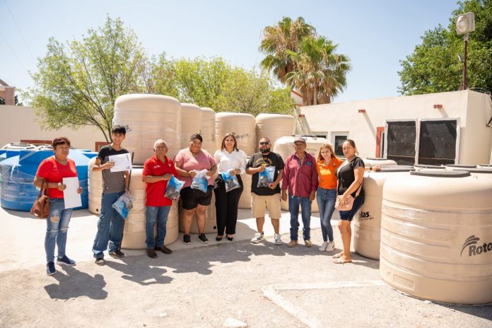 Entrega Yesica Sifuentes tinacos y cisternas subsidiados a familias de Castaños