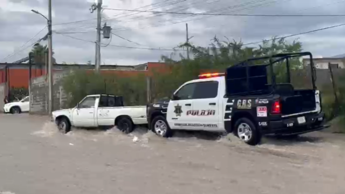 Elementos de distintas corporaciones brindan apoyo a conductores afectados por la lluvia en Saltillo