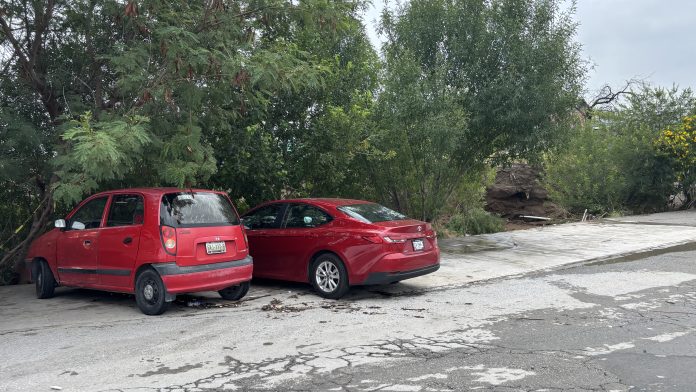 Vehículos estacionados en el vado de Adient en Monclova tras inundaciones