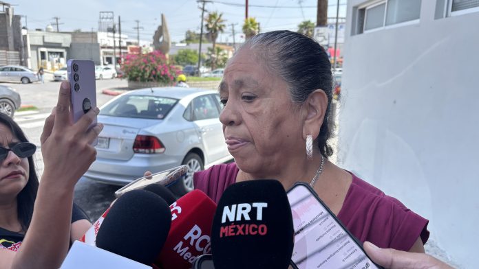 Mujer presenta demanda por despido injustificado ante autoridades laborales