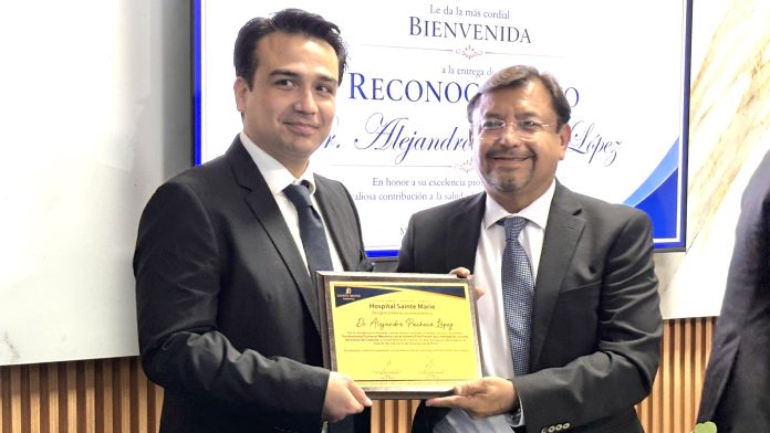 Reconocimiento al Dr. Alejandro Pacheco por trombectomía pulmonar en Monclova