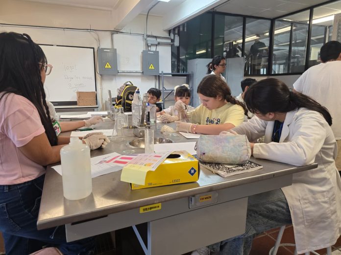 Niños participando en los cursos de verano UTRCC en Coahuila
