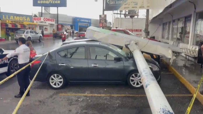 Personal de emergencia atendiendo daños por la tromba en Monclova