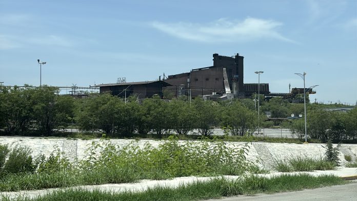 Los trabajadores de AHMSA mantendrán el bloqueo de equipos hasta recibir su liquidación total. Exigen el calendario de subasta judicial para garantizar pagos.