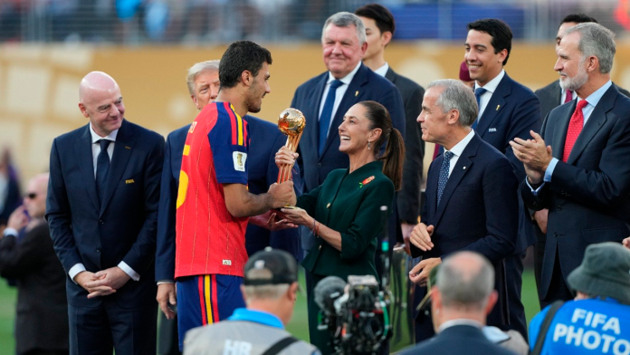 Sheinbaum entregó el premio al Balón de Oro