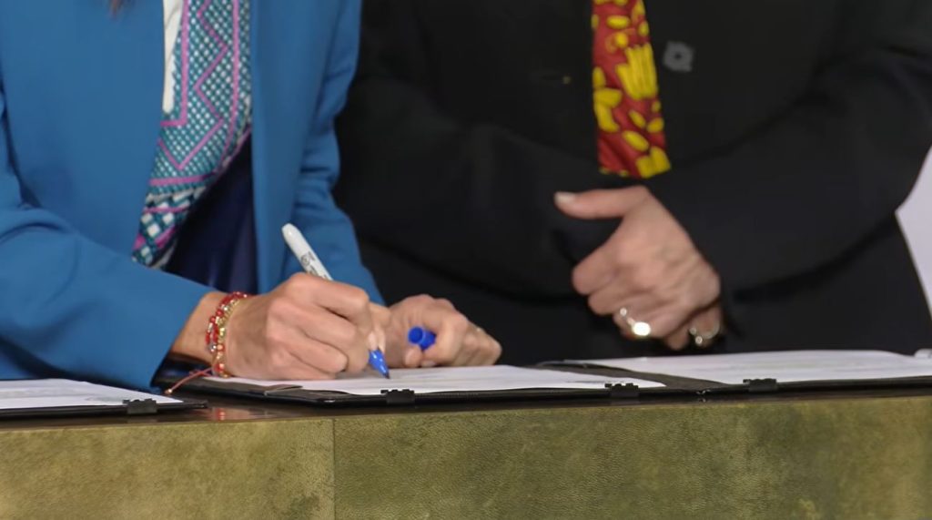 Sheinbaum firma Ley General de Feminicidios