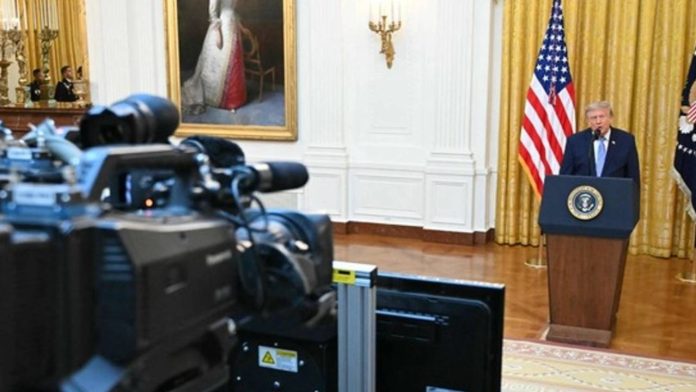Trump despide a su operador de teleprompter por ganar 100 mil dólares en apuestas