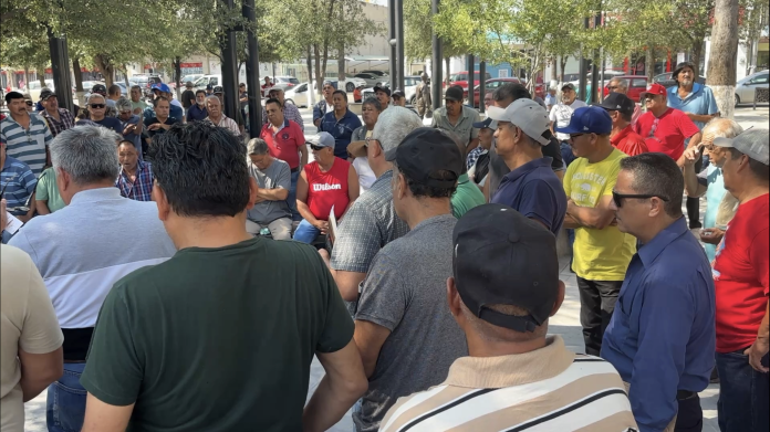 Trabajadores esperando noticias sobre la subasta de AHMSA