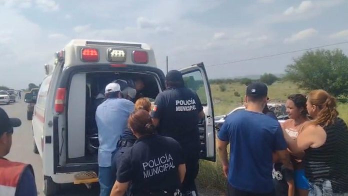 Un choque por alcance registrado sobre la carretera Múzquiz–Boquillas, a la altura del CONALEP Múzquiz, dejó varias personas lesionada