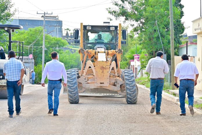 Supervisa Carlos Villarreal avances de pavimentación en Monclova