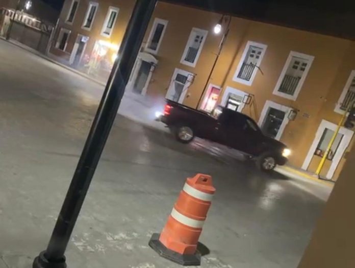 Un joven de 20 años fue detenido por la Fiscalía General del Estado tras conducir en estado de ebriedad, en sentido contrario y provocar un accidente contra un semáforo en el centro de Múzquiz.