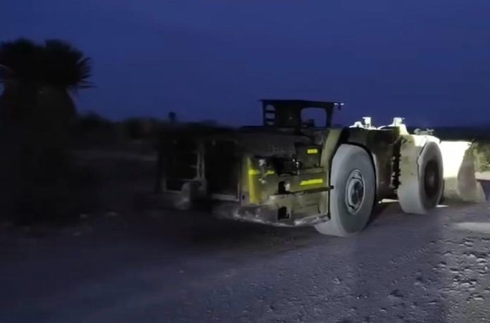 Rehabilitan camino entre El Melón y el Ejido San Francisco tras deslaves por lluvias en Múzquiz
