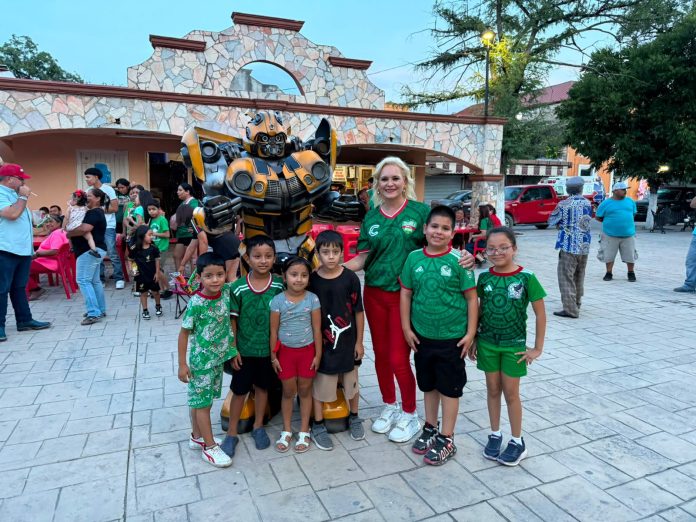 El Gobierno Municipal de Múzquiz instaló pantallas gigantes en Múzquiz, Palaú, Las Esperanzas y Minas de Barroterán para que cientos de familias disfrutaran del partido entre México e Inglaterra.