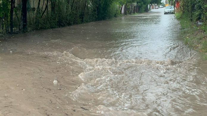 Protección Civil de Múzquiz informó que las lluvias del fin de semana dejaron tres pulgadas de acumulación sin afectaciones graves y mantiene vigilancia ante el pronóstico de más precipitaciones.