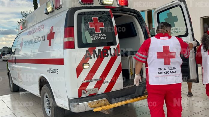 Un hombre de 29 años resultó lesionado tras caer del techo de su vivienda en la colonia Nogalera de Múzquiz.