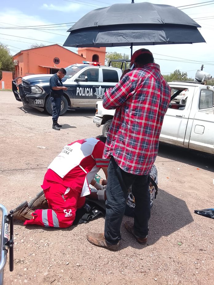 Una madre y su hijo resultaron lesionados tras un choque entre una camioneta y una motocicleta en la colonia Tiro Tres de Villa de Palaú.