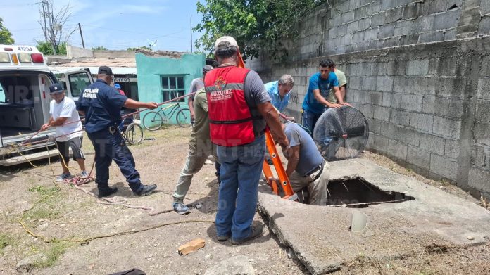 Bomberos y Protección Civil rescataron a un hombre de 58 años que cayó a una fosa séptica de ocho metros de profundidad en Barroterán.