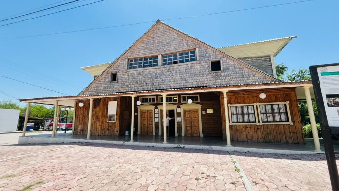 El Teatro Juárez de Villa de las Esperanzas reanudó actividades tras dos años de inactividad y prepara nuevos proyectos culturales con apoyo del Gobierno Municipal de Múzquiz.