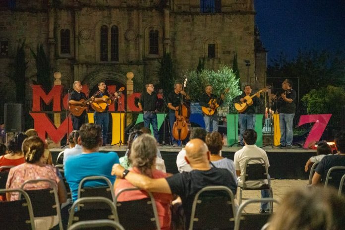Con música, danza y folclor, los Viernes Culturales reunieron a cientos de familias en la Plaza Principal de Múzquiz, impulsando el talento local y las tradiciones.