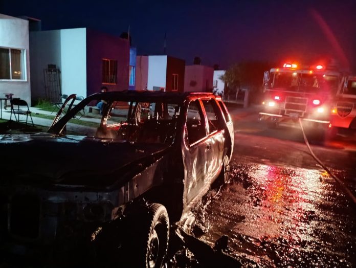 Bomberos y Protección Civil de Múzquiz atendieron el incendio de una camioneta en la colonia Argentinas