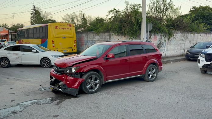 Un conductor fue detenido en Múzquiz tras ignorar un alto obligatorio y provocar un choque que dañó un automóvil