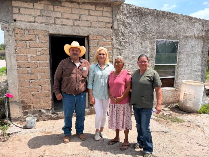 La alcaldesa Laura Jiménez Gutiérrez visitó el ejido La Cuchilla para entregar un apoyo de mejoramiento de vivienda y reiterar su compromiso con las comunidades rurales de Múzquiz.