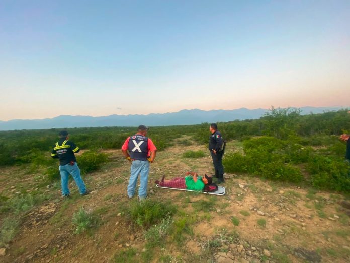 Protección Civil y Seguridad Pública de Múzquiz rescataron a un hombre extraviado en el Rancho Santana durante la madrugada y lo trasladaron al Hospital General.