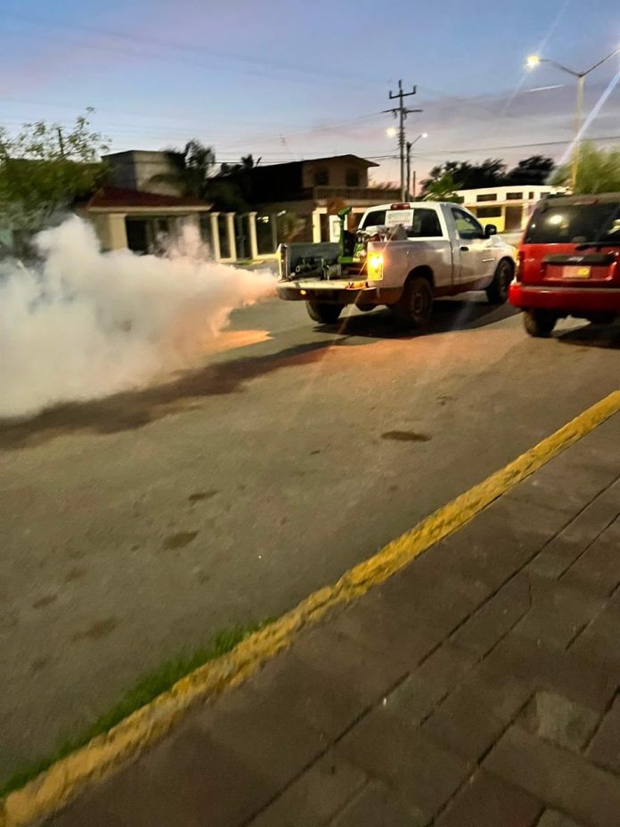 El Gobierno Municipal de Múzquiz inició una jornada de fumigación en Villa de las Esperanzas para prevenir dengue y chikungunya, invitando a la población a participar con la descacharrización.