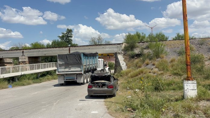 Tráiler carbonero queda atorado en puente de FERROMEX en Sabinas