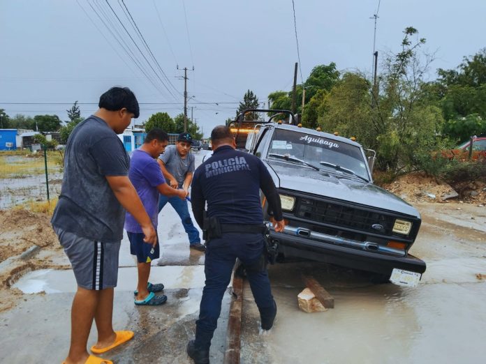 Implementa Seguridad Pública operativo preventivo y brinda apoyo a automovilistas durante las lluvias