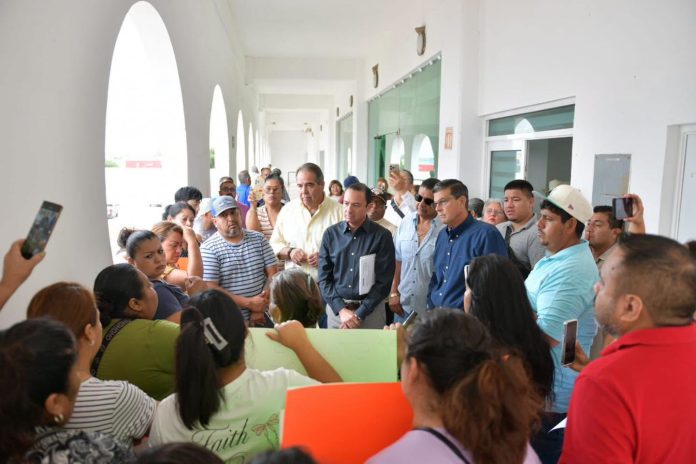 Atiende Emilio de Hoyos demandas de vecinos de La Estrella por problema de electrificación