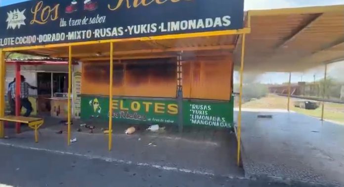 Incendio consume icónico negocio de Sabinas; “Elotes El Riel”