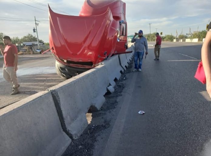 Trailero pierde el control y destroza barreras de contención en la 57