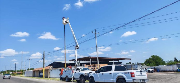 El Gobierno Municipal de Múzquiz instala luminarias LED en el bulevar Mineros de Minas de Barroterán para mejorar la seguridad vial, iluminación pública e imagen urbana de la comunidad.