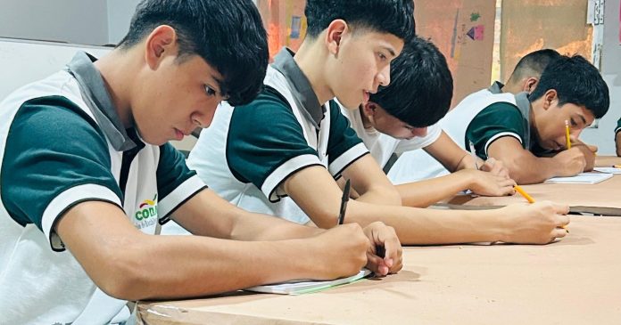 ICATEC Múzquiz capacita a estudiantes del COBAC en inglés, electricidad, plomería, barbería y otros oficios para fortalecer sus oportunidades laborales.