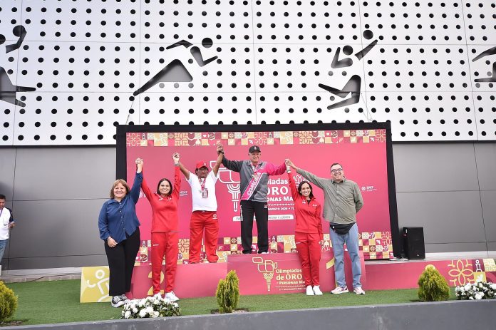 A sus 70 años, Julio Flores Guerra conquistó el primer lugar nacional en lanzamiento de bala y puso en alto el nombre de Múzquiz y Coahuila.