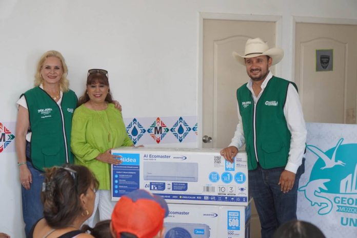 Mejora Coahuila entregó 70 minisplits a bajo costo en Múzquiz para apoyar la economía familiar ante las altas temperaturas.