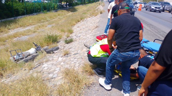 Aceite en carretera provoca derrape de motociclista en Ramos Arizpe