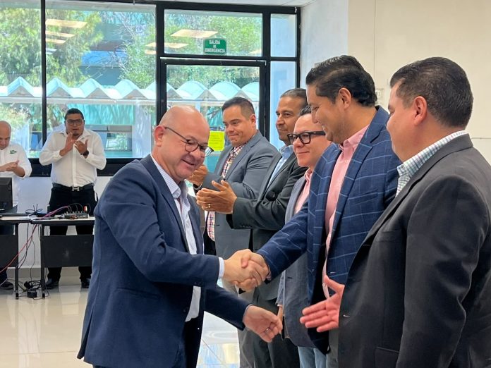 Alfredo Oyervides se integra al equipo de Carlos Villarreal