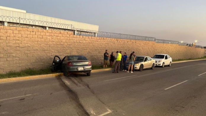 Transporte de personal provoca maniobra y auto termina contra barda en el Colosio