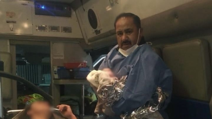 Bebé sorprende a bomberos de Derramadero; nace durante traslado de emergencia en Saltillo