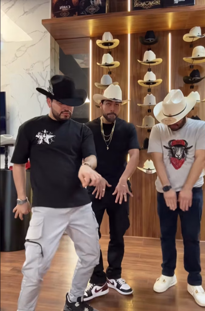 César Gastélum con sombrero