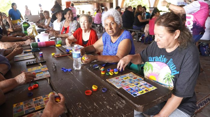 Celebra DIF a los adultos mayores con Día de Campo