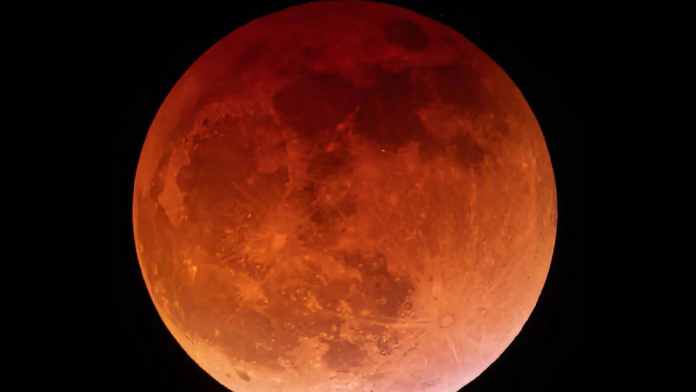 Así lució la Luna de Sangre sobre Saltillo durante el eclipse lunar