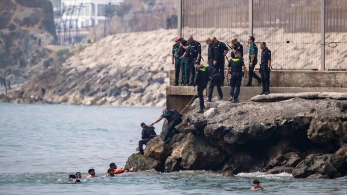 España invertirá 25 millones de euros para atender a menores migrantes en Ceuta