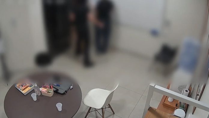 Estudiante agrede a maestro