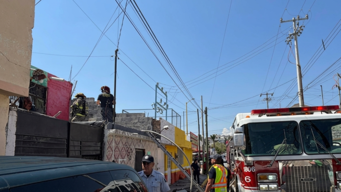 Fuego causa daños en vivienda de la colonia Gustavo Espinoza Mireles