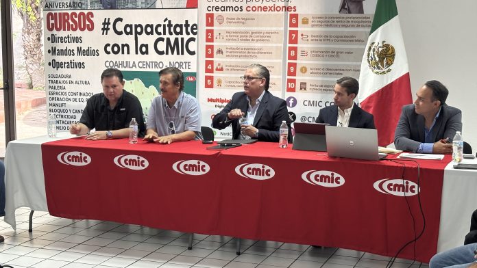Empresarios analizando el proyecto ferroviario federal en Monclova